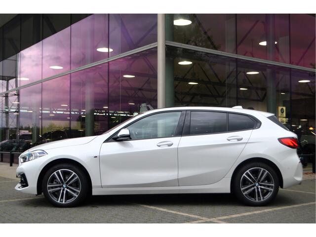BMW 1-SERIE 118i Executive Sport Line / Panoramadak / Sportstoelen / LED / Parking Assistant / Parking Assistant / Live Cockpit Professional
