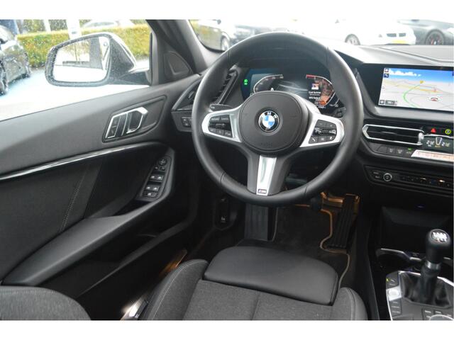 BMW 1-SERIE 118i Executive Sport Line / Panoramadak / Sportstoelen / LED / Parking Assistant / Parking Assistant / Live Cockpit Professional