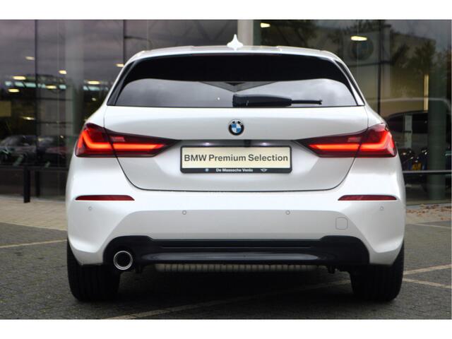 BMW 1-SERIE 118i Executive Sport Line / Panoramadak / Sportstoelen / LED / Parking Assistant / Parking Assistant / Live Cockpit Professional