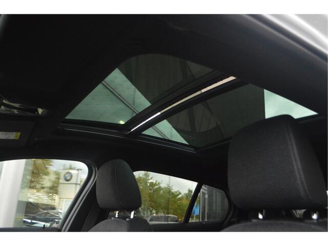 BMW 1-SERIE 118i Executive Sport Line / Panoramadak / Sportstoelen / LED / Parking Assistant / Parking Assistant / Live Cockpit Professional