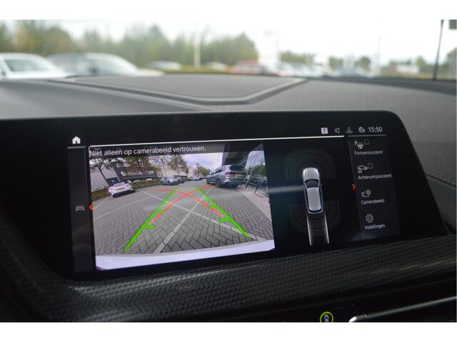 BMW 1-SERIE 118i Executive Sport Line / Panoramadak / Sportstoelen / LED / Parking Assistant / Parking Assistant / Live Cockpit Professional