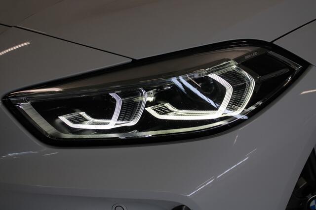 BMW 1-SERIE M135i xDrive High Executive | Akrapovic uitlaatsysteem | Cruise control | Climate control | Stoelverwarming | Apple carplay/Android auto | DAB radio | Dealer onderhouden |