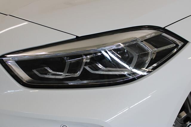 BMW 1-SERIE M135i xDrive High Executive | Akrapovic uitlaatsysteem | Cruise control | Climate control | Stoelverwarming | Apple carplay/Android auto | DAB radio | Dealer onderhouden |