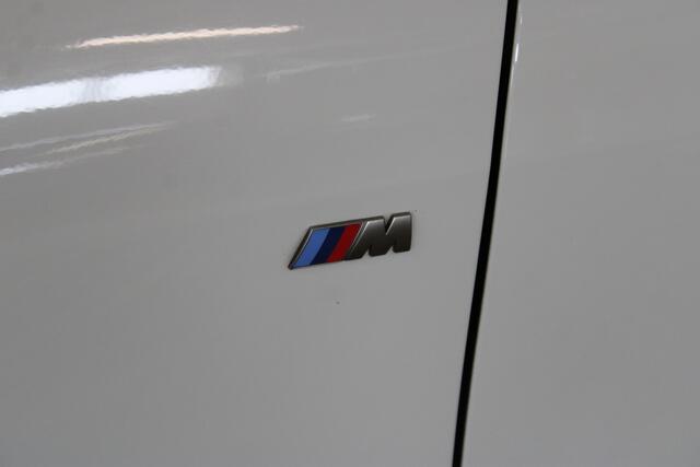 BMW 1-SERIE M135i xDrive High Executive | Akrapovic uitlaatsysteem | Cruise control | Climate control | Stoelverwarming | Apple carplay/Android auto | DAB radio | Dealer onderhouden |