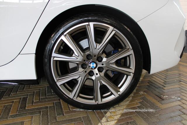 BMW 1-SERIE M135i xDrive High Executive | Akrapovic uitlaatsysteem | Cruise control | Climate control | Stoelverwarming | Apple carplay/Android auto | DAB radio | Dealer onderhouden |