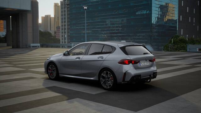 BMW 1-SERIE 120 High Executive M Sport Automaat / Panoramadak / Trekhaak / Sportstoelen / M Adaptief onderstel / Parking Assistant Plus / Head-Up / Comfort Access