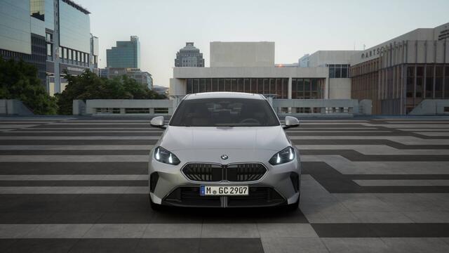 BMW 1-SERIE 120 High Executive M Sport Automaat / Panoramadak / Trekhaak / Sportstoelen / M Adaptief onderstel / Parking Assistant Plus / Head-Up / Comfort Access