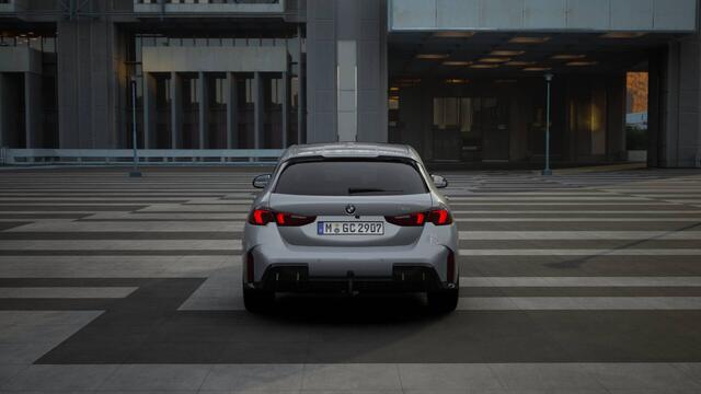 BMW 1-SERIE 120 High Executive M Sport Automaat / Panoramadak / Trekhaak / Sportstoelen / M Adaptief onderstel / Parking Assistant Plus / Head-Up / Comfort Access