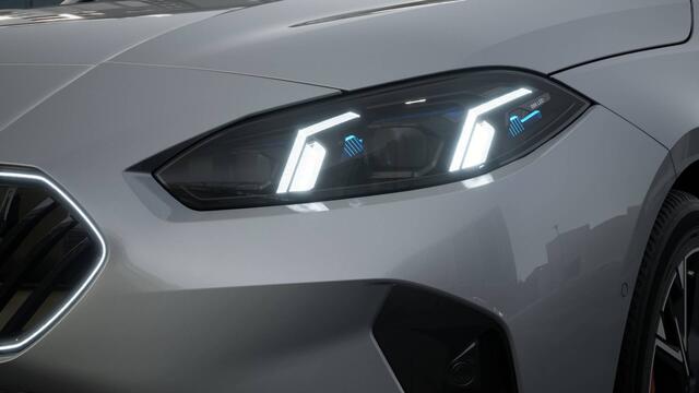 BMW 1-SERIE 120 High Executive M Sport Automaat / Panoramadak / Trekhaak / Sportstoelen / M Adaptief onderstel / Parking Assistant Plus / Head-Up / Comfort Access