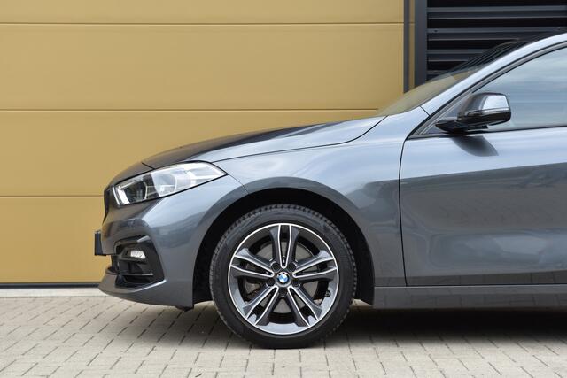 BMW 1-SERIE 118i Executive Edition * Sport line * Lichtpakket * Apple CarPlay * PDC *