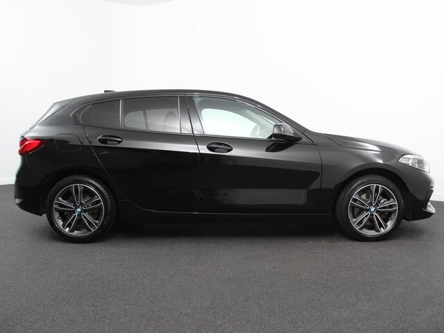 BMW 1-SERIE 118i Automaat Sportline Business Edition Climate control Navigatie Cruise control LED Parkeersensor achter Apple Carplay/ Android Auto