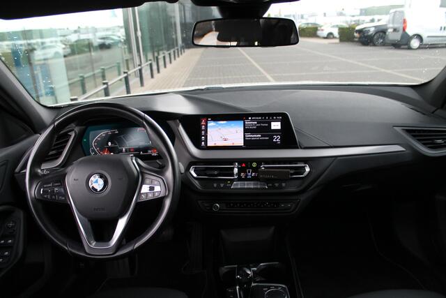 BMW 1-SERIE 118i Executive Sport Line Automaat / Sportstoelen / LED / Head-Up / Live Cockpit Professional / Cruise Control