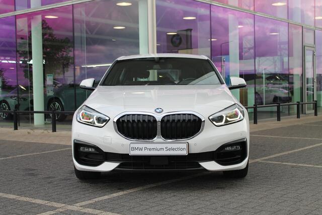 BMW 1-SERIE 118i Executive Sport Line Automaat / Sportstoelen / LED / Head-Up / Live Cockpit Professional / Cruise Control