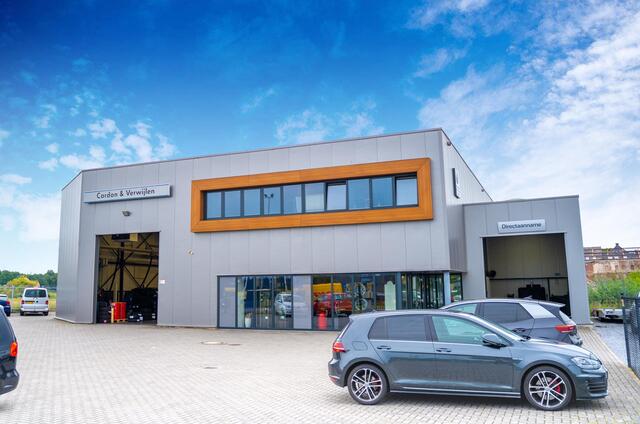 BMW 1-SERIE 118i Executive Edition | 140 PK | Automaat | Climate control | Navigatiesysteem | Sportline |