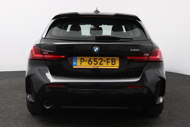 BMW 1-SERIE 118i Business Edition | M Sport | Sfeerverlichting | Sportstoelen |