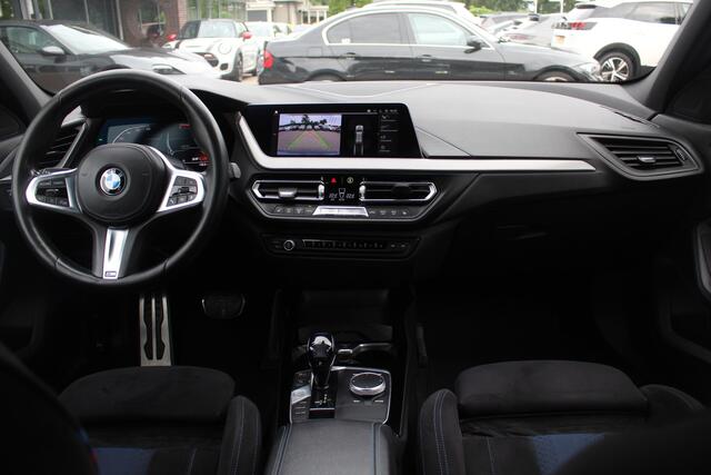 BMW 1-SERIE 118i Executive Ed. M Sport / Camera / Navigatie / 18'' / Sportstoelen / Stuur + Stoelverwarming / DAB / Cruise Control