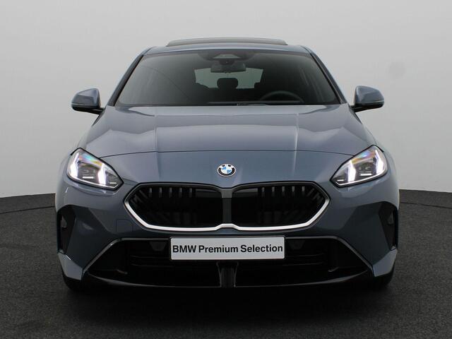 BMW 1-SERIE 120 M Sport Design Edition | Glazen Panoramadak | Driving Assistant Plus | Head-Up Display | Head-Up Display | 18"