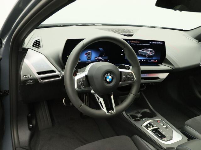 BMW 1-SERIE 120 M Sport Design Edition | Glazen Panoramadak | Driving Assistant Plus | Head-Up Display | Head-Up Display | 18"