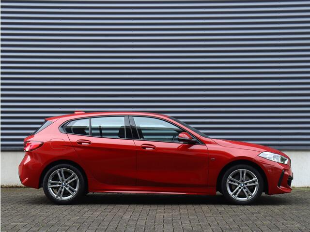 BMW 1-SERIE 5-deurs 118i | Executive | M Sportpakket | Apple Carplay | LED | 17'' LMV