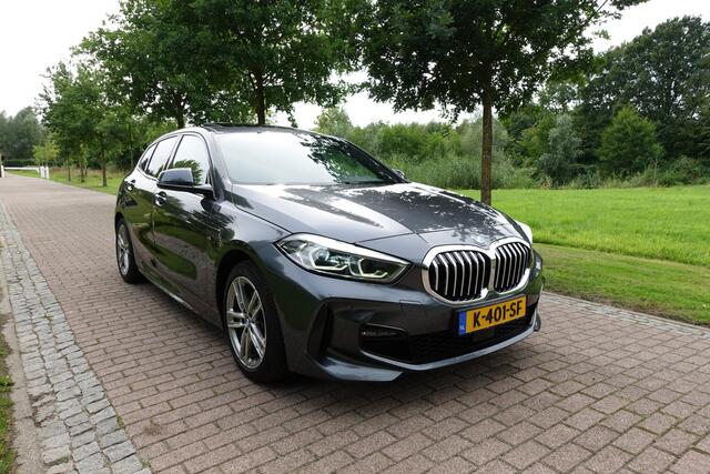 BMW 1-SERIE 118i High Executive M-Sport | Panodak | Stoelverw. | LED | DAB | Camera |