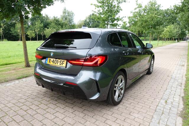 BMW 1-SERIE 118i High Executive M-Sport | Panodak | Stoelverw. | LED | DAB | Camera |