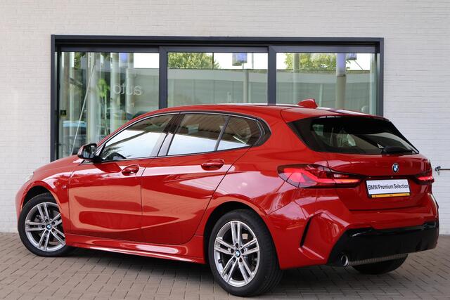 BMW 1-SERIE 5-deurs 118i | Model M Sport | M Shadow Line uitgebreid | Parkeersensoren voor én achter | Navigatiesysteem | LED-koplampen | Climate Control
