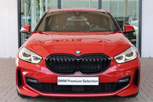 BMW 1-SERIE 5-deurs 118i | Model M Sport | M Shadow Line uitgebreid | Parkeersensoren voor én achter | Navigatiesysteem | LED-koplampen | Climate Control