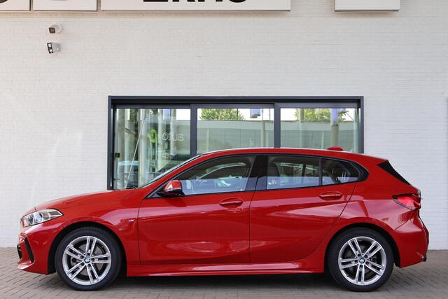 BMW 1-SERIE 5-deurs 118i | Model M Sport | M Shadow Line uitgebreid | Parkeersensoren voor én achter | Navigatiesysteem | LED-koplampen | Climate Control
