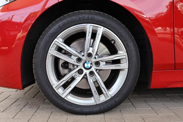 BMW 1-SERIE 5-deurs 118i | Model M Sport | M Shadow Line uitgebreid | Parkeersensoren voor én achter | Navigatiesysteem | LED-koplampen | Climate Control