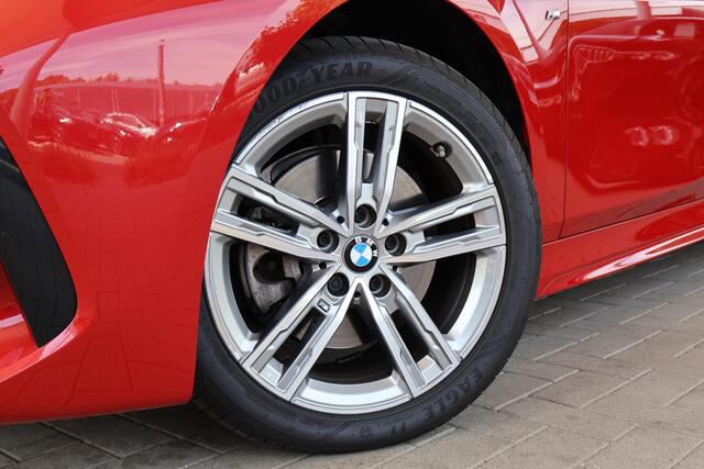 BMW 1-SERIE 5-deurs 118i | Model M Sport | M Shadow Line uitgebreid | Parkeersensoren voor én achter | Navigatiesysteem | LED-koplampen | Climate Control