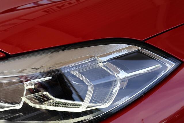 BMW 1-SERIE 5-deurs 118i | Model M Sport | M Shadow Line uitgebreid | Parkeersensoren voor én achter | Navigatiesysteem | LED-koplampen | Climate Control