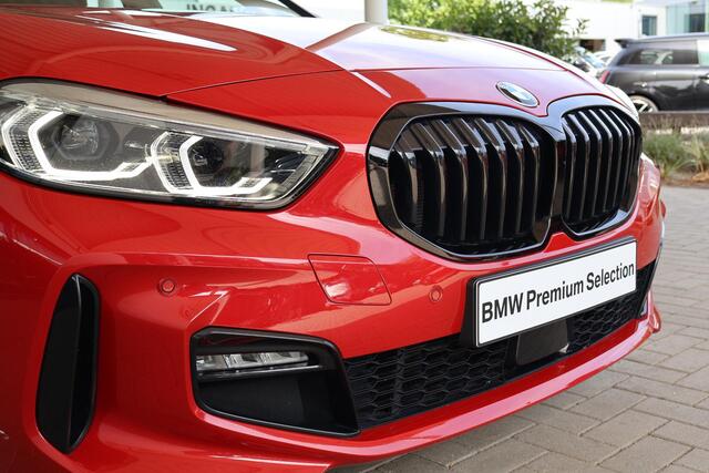 BMW 1-SERIE 5-deurs 118i | Model M Sport | M Shadow Line uitgebreid | Parkeersensoren voor én achter | Navigatiesysteem | LED-koplampen | Climate Control