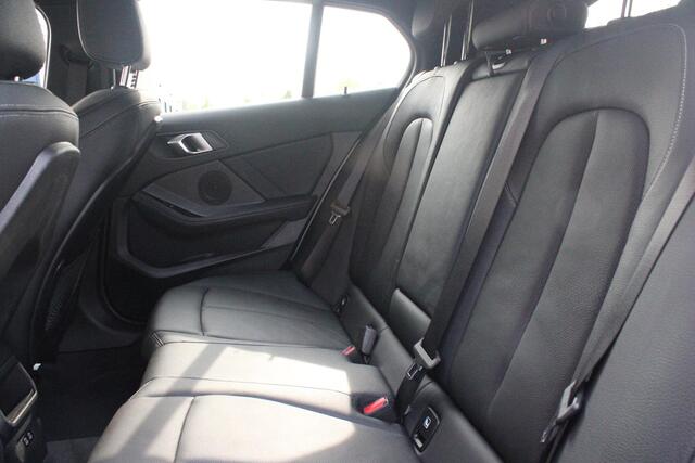 BMW 1-SERIE 118i 136PK INTRODUCTION EDITION M-SPORT | PANORAMISCH SCHUIF/KANTEL DAK | SHADOW LINE PAKKET | SFEER VERLICHTING | LEDEREN BEKLEDING "DAKOTA GEPERFOREERD" | ACHTERUITRIJ CAMERA | PARKEERSENSOREN VOOR EN ACHTER | ALARM | STOEL VERWARMING | DRAADLOZE APPLE