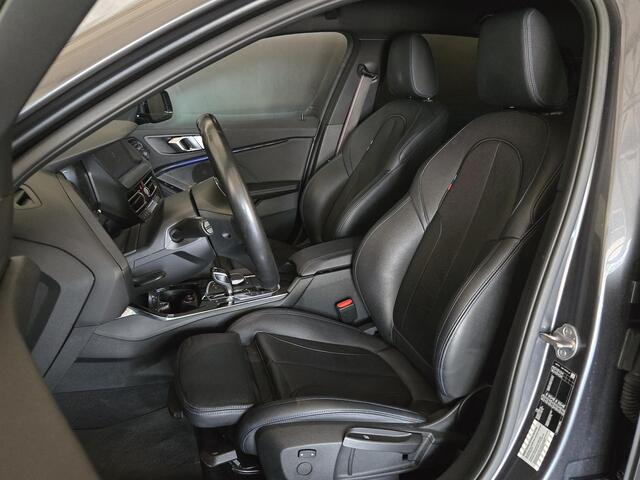 BMW 1-SERIE 118i High Executive Edition M SPORT | 19 INCH LM VELGEN | LEDER | CAMERA | SPORTSTOELEN |