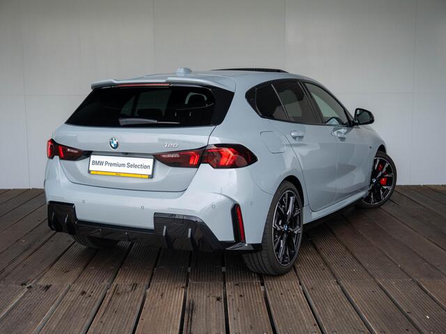 BMW 1-SERIE 120 | M Sportpakket Pro | Premium Pack | Verwarmd Stuurwiel | Comfort Access | Achteruitrijcamera | Panoramadak | Isofix | Stoelverwarming | Harman-Kardon | Parking Assistant | 19''