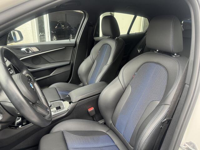 BMW 1-SERIE 118i High Exe, M-Pakket DAB-tuner, Apple/Android, Lichtpakket .Neem contact op en we maken een afspraak!