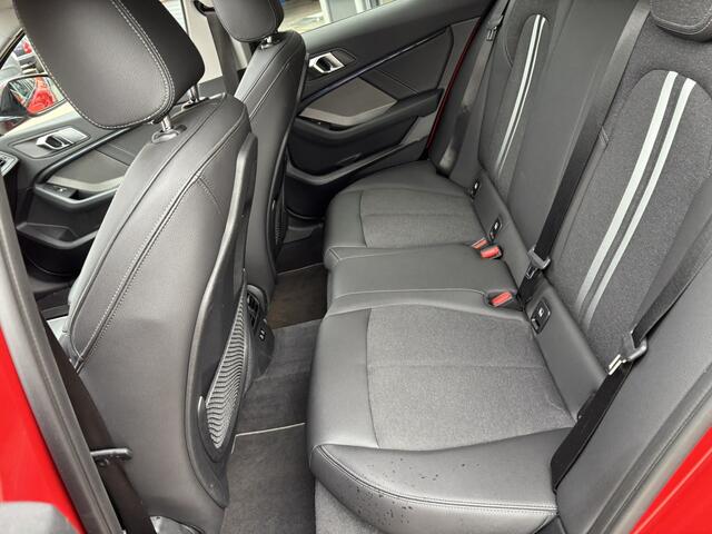 BMW 1-SERIE 118i Executive Sportline / Schuifkanteldak / Harman Kardon Audio / Camera / Stoel en Stuurverwarming /