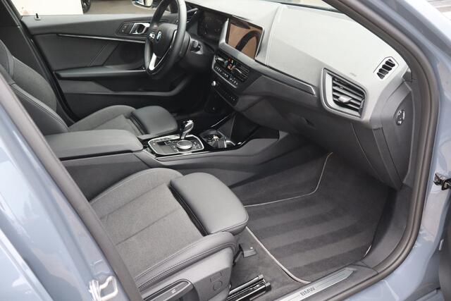 BMW 1-SERIE 118i Introduction Edition NL-Auto!! Pano I Stoelverwarming I Sfeerverlichting