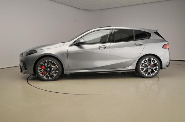 BMW 1-SERIE 120 M-Sportpakket / Panoramadak / Sportstoelen / Harman-Kardon / Park assist / Alu wielen 18 inch