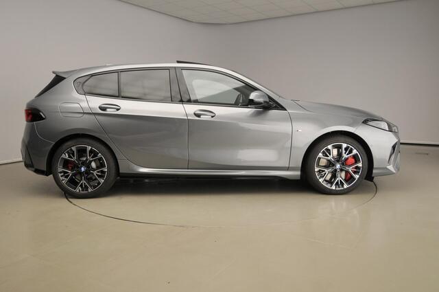 BMW 1-SERIE 120 M-Sportpakket / Panoramadak / Sportstoelen / Harman-Kardon / Park assist / Alu wielen 18 inch