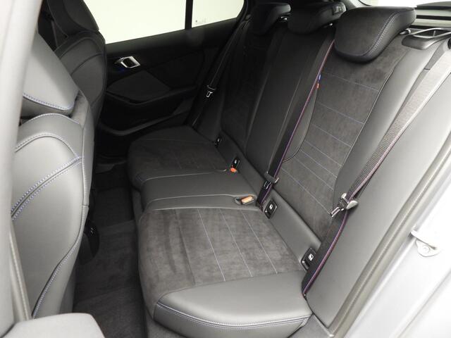 BMW 1-SERIE 120 M-Sportpakket / Panoramadak / Sportstoelen / Harman-Kardon / Park assist / Alu wielen 18 inch
