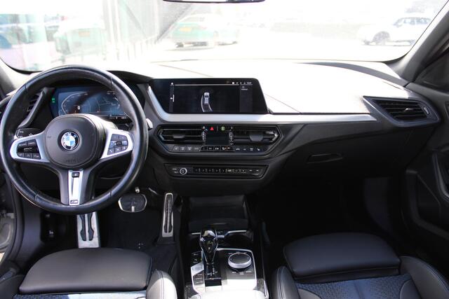BMW 1-SERIE 118i High Executive M Sport automaat / Panoramadak / Sportstoelen / Comfort Access / LED / M Sportonderstel / Live Cockpit Professional