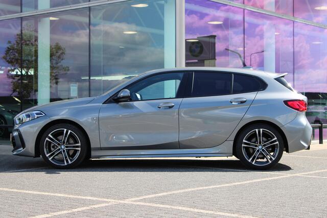 BMW 1-SERIE 118i High Executive M Sport automaat / Panoramadak / Sportstoelen / Comfort Access / LED / M Sportonderstel / Live Cockpit Professional