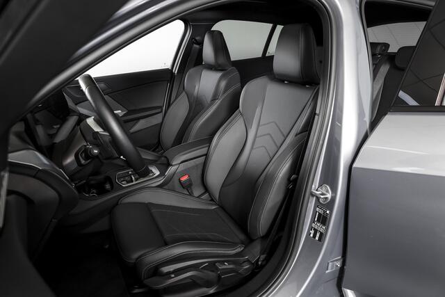 BMW 1-SERIE 120 M Sport - Automaat | Innovation Pack | Premium Pack | S/K-Panodak | Dig. Cockpit | Adapt. Cruise | Stoel+-Stuurverw. | 360 Camera | NAV + App. Connect | Harman\Kardon | Head-Up | LM 19" | Afn. trekhaak | 1481