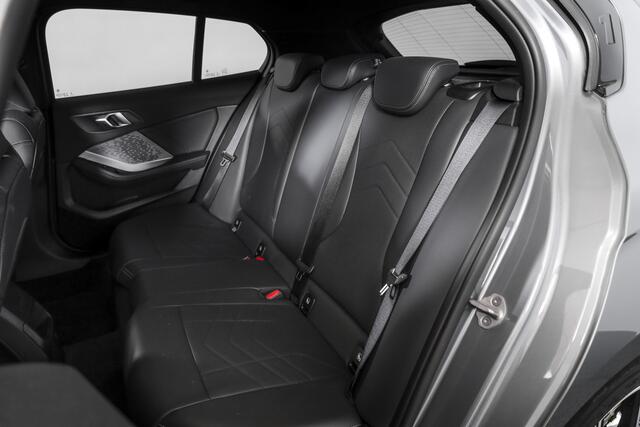 BMW 1-SERIE 120 M Sport - Automaat | Dig. Cockpit | Adapt. Cruise | Stoelverw. | Leder | PDC | Camera | NAV + App. Connect | ECC | DAB | LM 18" | 0975