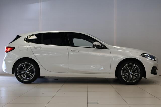 BMW 1-SERIE 118i | LED | Automaat | Clima | Camera |