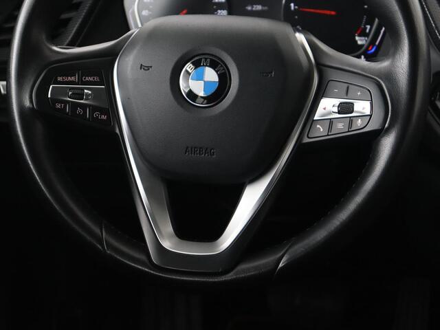 BMW 1-SERIE 118i High Executive | Sport line | Automaat | Carplay | Navigatie | DAB | Sfeerverlichting | Stoelverwarming | Climate controle | Cruise control | Half Leder