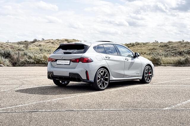 BMW 1-SERIE 120 M Sport Design Edition | M Sport | Glazen Panoramadak | Harman Kardon | Comfort Access |