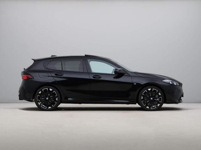 BMW 1-SERIE M135i xDrive Full Options | Elektr. Verst. Stoelen | Panoramadak | Sportstoelen Pro | Harman/Kardon | Head Up