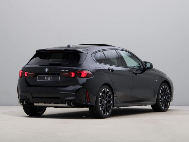 BMW 1-SERIE M135i xDrive Full Options | Elektr. Verst. Stoelen | Panoramadak | Sportstoelen Pro | Harman/Kardon | Head Up
